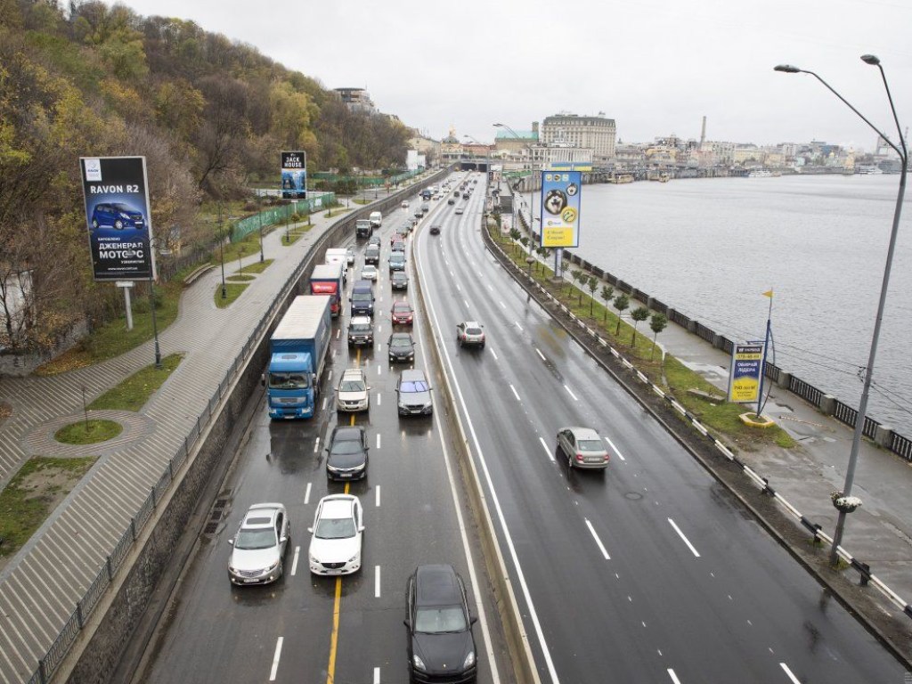 Киеве ограничат движение на Набережном шоссе