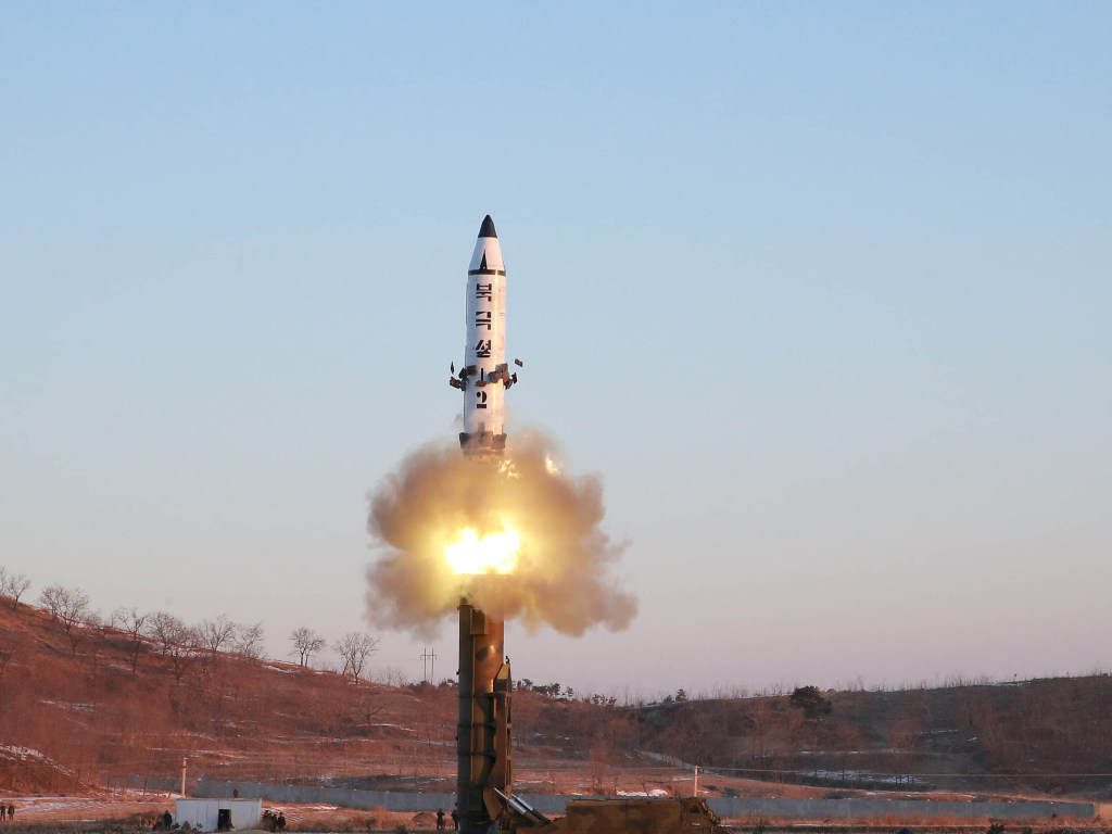 КНДР испытала две баллистические ракеты