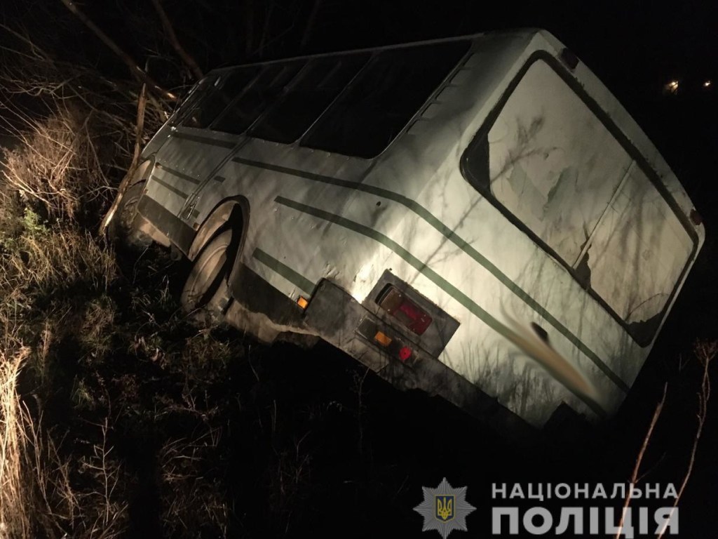 На Львовщине рейсовый автобус съехал в кювет, пострадала пассажирка (ФОТО)