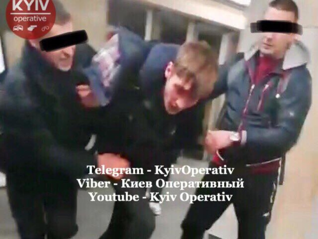 В Киеве хулиган устроил переполох в метро (ФОТО, ВИДЕО)