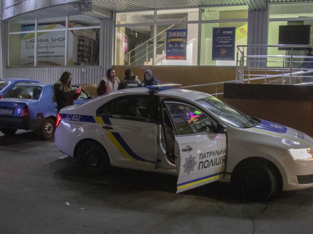 В Киеве пьяная женщина-водитель Dacia врезалась в здание торгового центра (ФОТО)