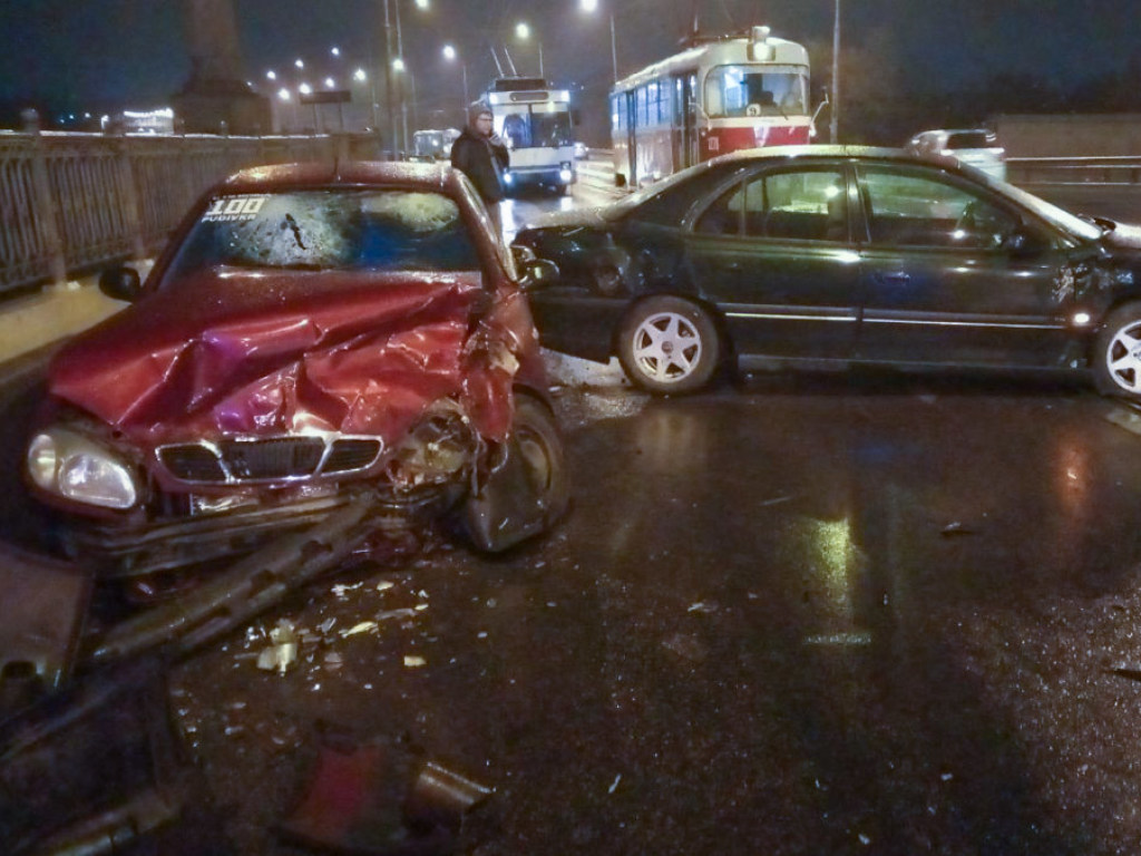 В Днепре водитель Opel вылетел на встречку: после столкновения двоих человек госпитализировали (ФОТО, ВИДЕО)