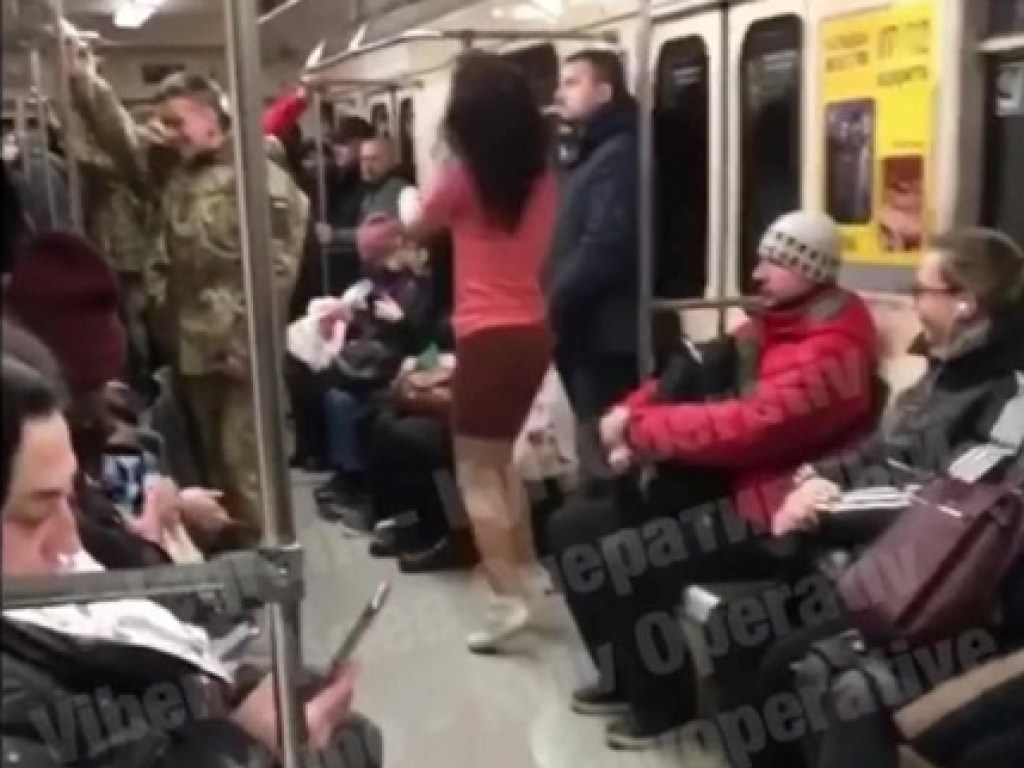 Пляски в вагоне: кучерявая женщина в мини зажигательно станцевала в киевском метро (ФОТО, ВИДЕО)