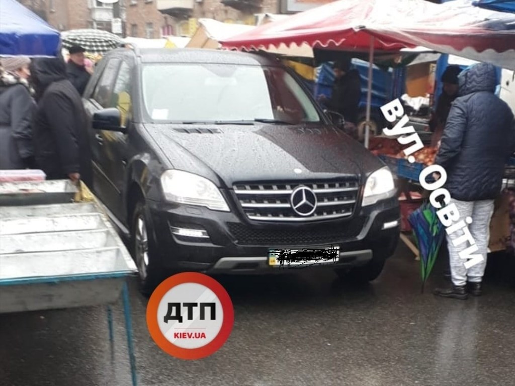 На Соломенке в Киеве автохам на черном Mercedes проехал прямо посреди ярмарки (ФОТО)