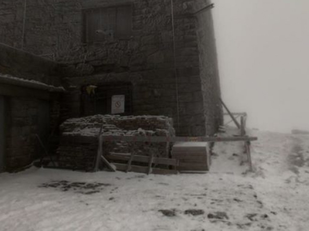 Спасатели показали фото снежной вершины Карпат (ФОТО) 