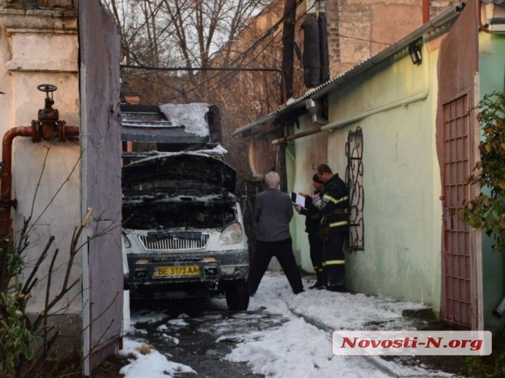 В Николаеве во дворе дома дотла сгорел микроавтобус (ФОТО)