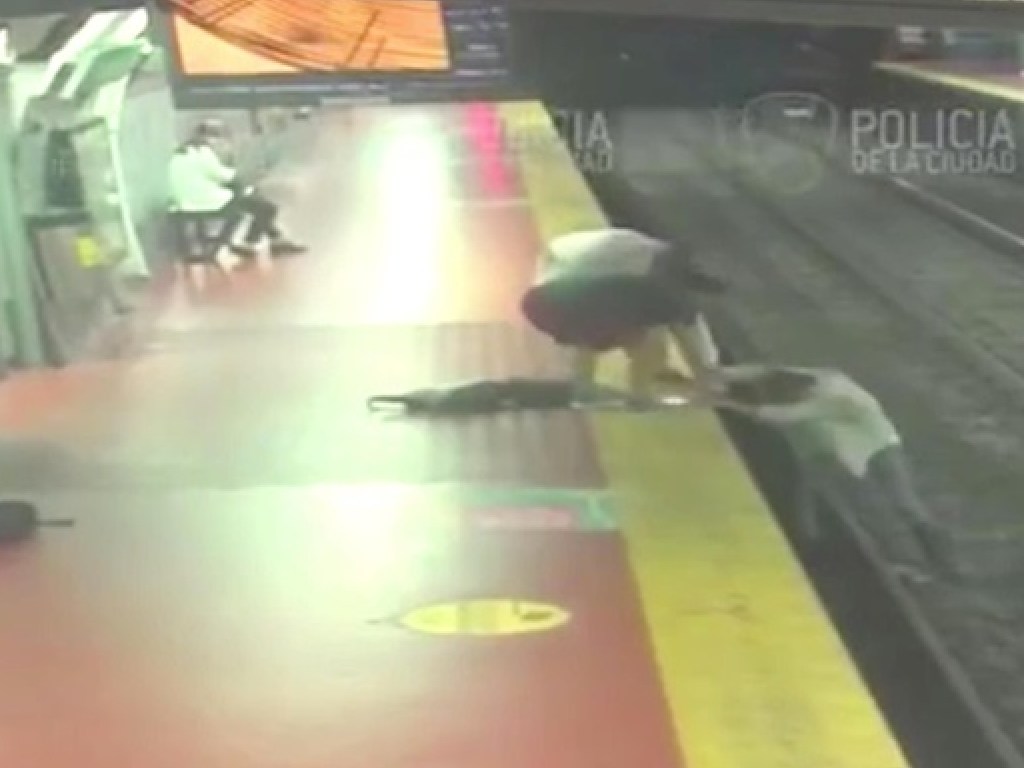 В аргентинской подземке мужчина засмотрелся в телефон и упал на рельсы (ФОТО, ВИДЕО)