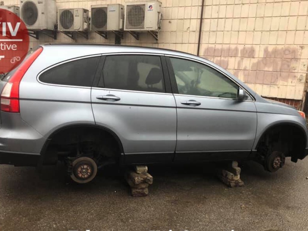 На Нивках в Киеве ловкие воры оставили без колес владельца Honda (ФОТО)