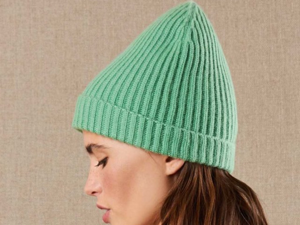 Модные вязаные шапки: для зимы дизайнеры подготовили бини, снуд и другие головные уборы для девушек (ФОТО)