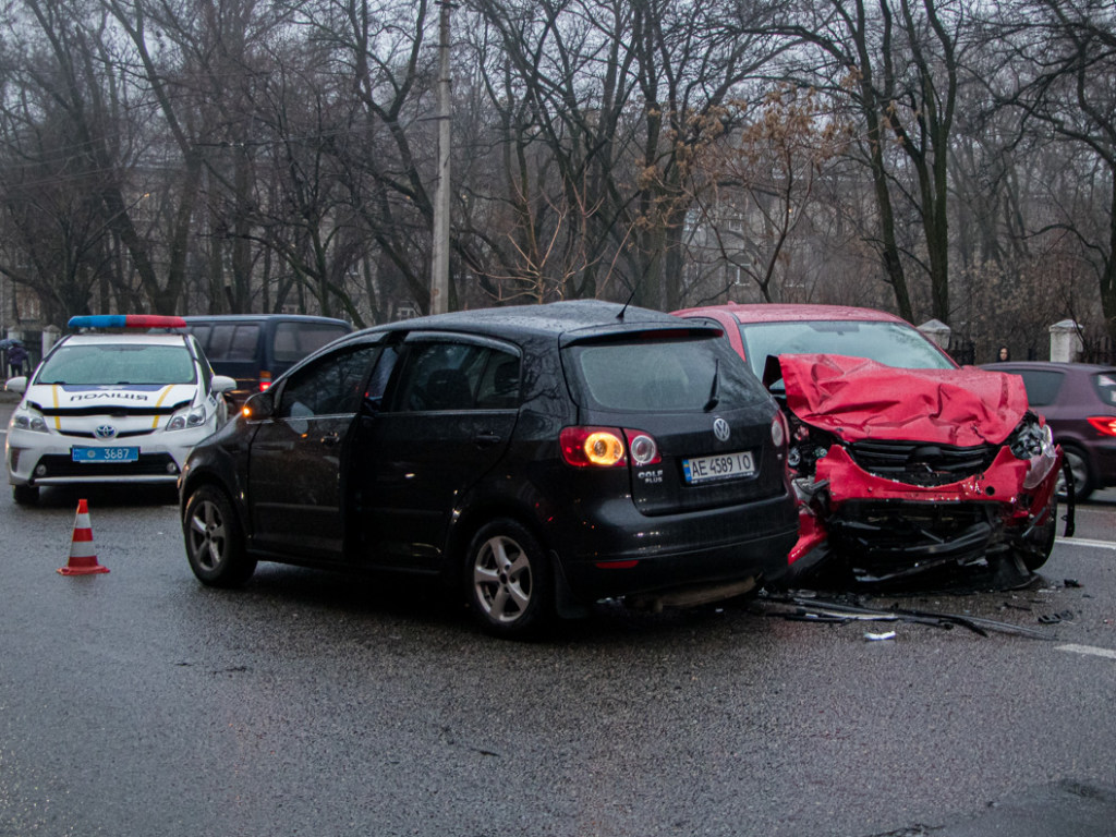 ДТП в Днепре на Гагарина: столкнулись Mazda и Volkswagen, двое пострадавших (ФОТО, ВИДЕО)