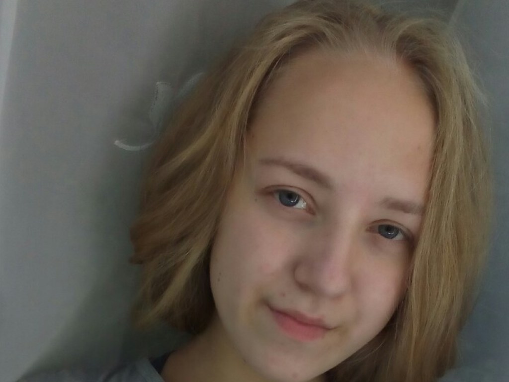Не выходит на связь: в Киеве разыскивают 15-летнюю девушку с серо-голубыми глазами (ФОТО)