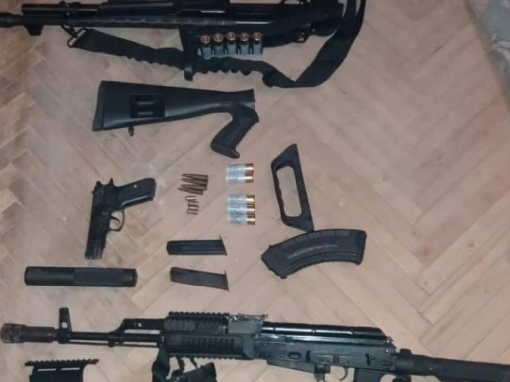 Оружие и наркотики: на Закарпатье полиция провела успешную серию обысков (ФОТО)