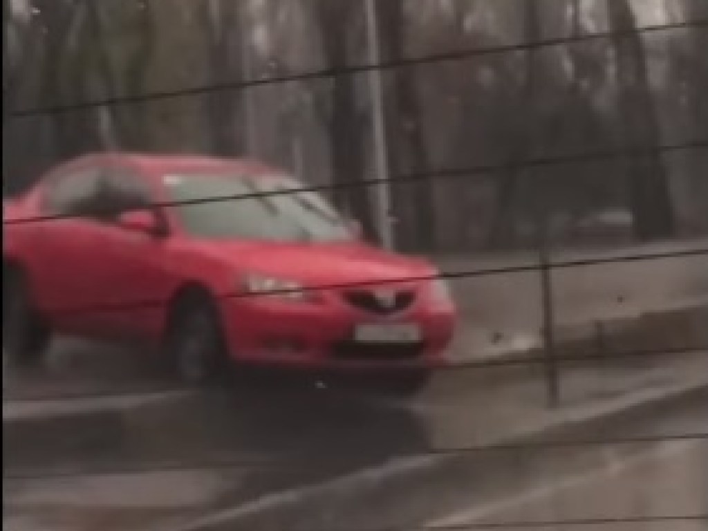 «Диагональное вывешивание?»: в Киеве водители увидели странно припаркованную розовую Mazda