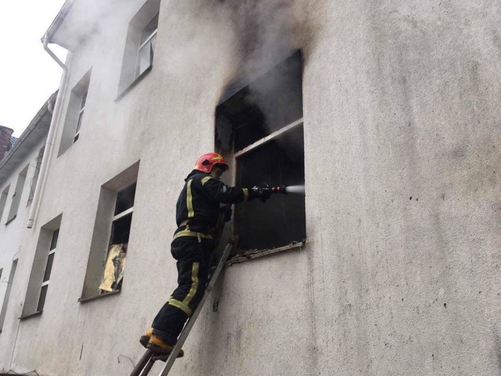 На Шулявке в Киеве ликвидировали пожар на территории института (ФОТО)