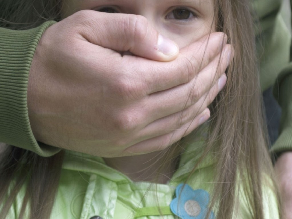 «Подружились» в Сети: 41-летний педофил изнасиловал 10-летнюю девочку в недостроенном доме в Киеве