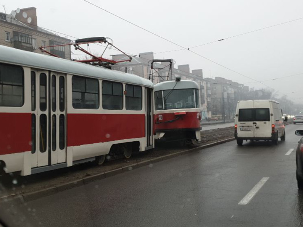 В Днепре трамвай с пассажирами сошел с рельсов и парализовал работу электротранспорта (ФОТО)