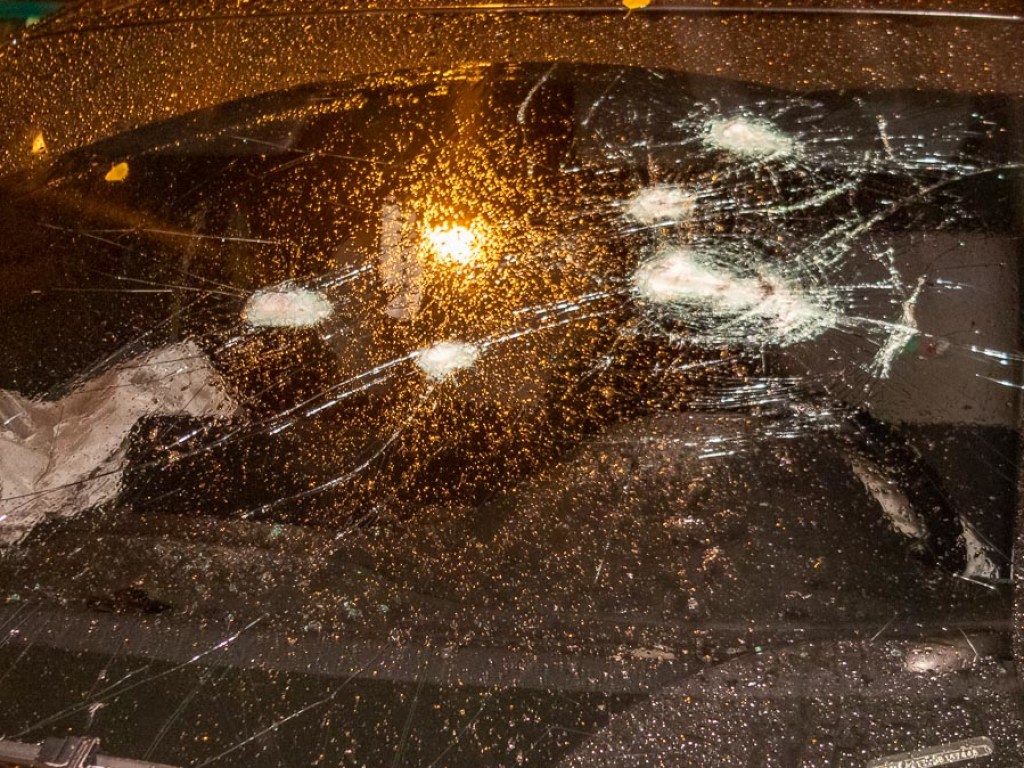 В Днепре злоумышленник давил автомобилем полицейского: пришлось стрелять в лобовое стекло (ФОТО)