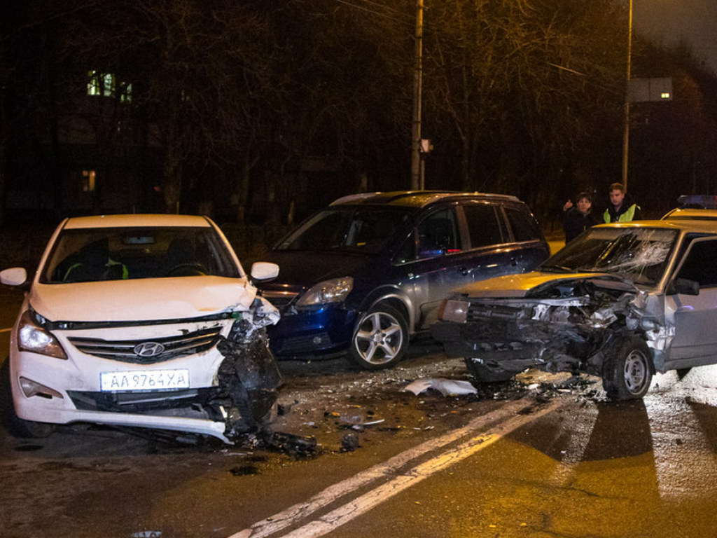 Пьяного окровавленного водителя задержали прохожие: В Киеве ВАЗ разбил два автомобиля (ФОТО)