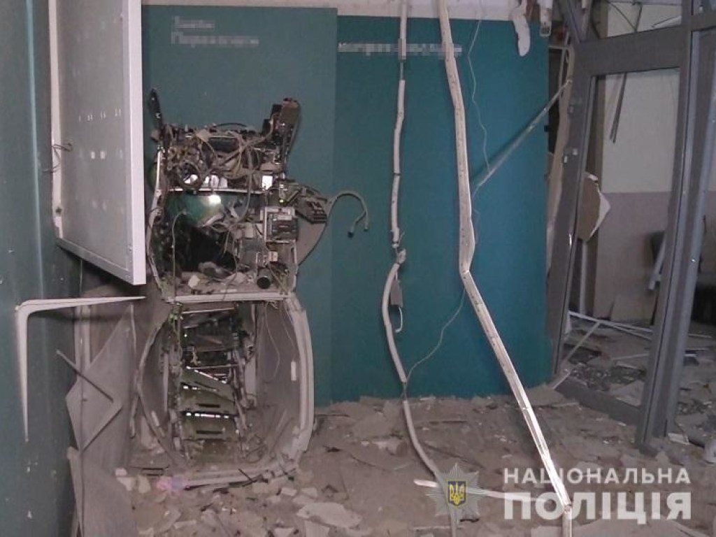 Введен план «Сирена»: В Киеве взорвали офис «Ощадбанка», улицу засыпало деньгами (ФОТО)