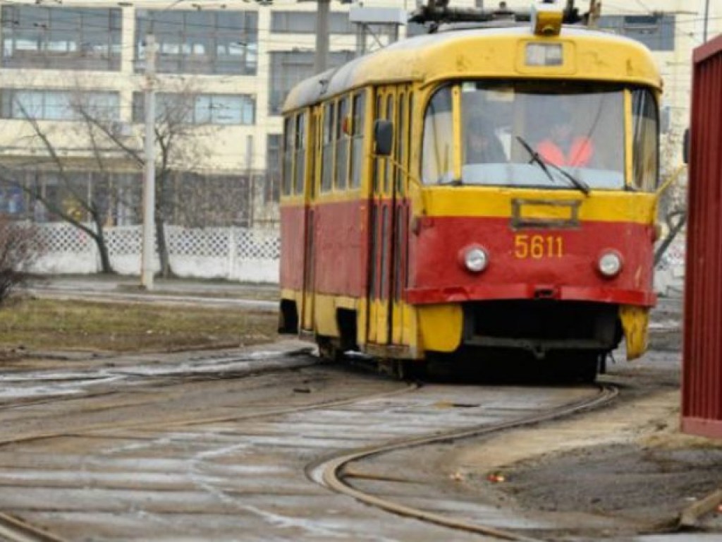Решил объехать пробку: Автохам в Киеве заблокировал трамвайные пути (ВИДЕО)