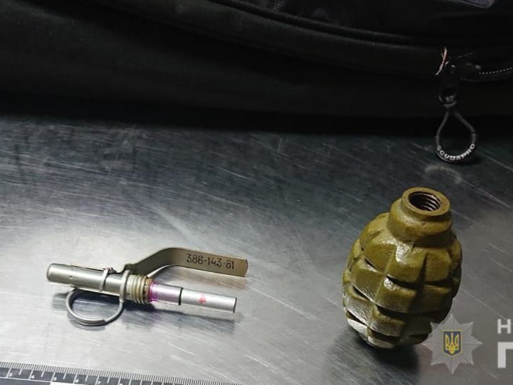 В Борисполе в багаже пассажира из Донецка нашли гранату (ФОТО)