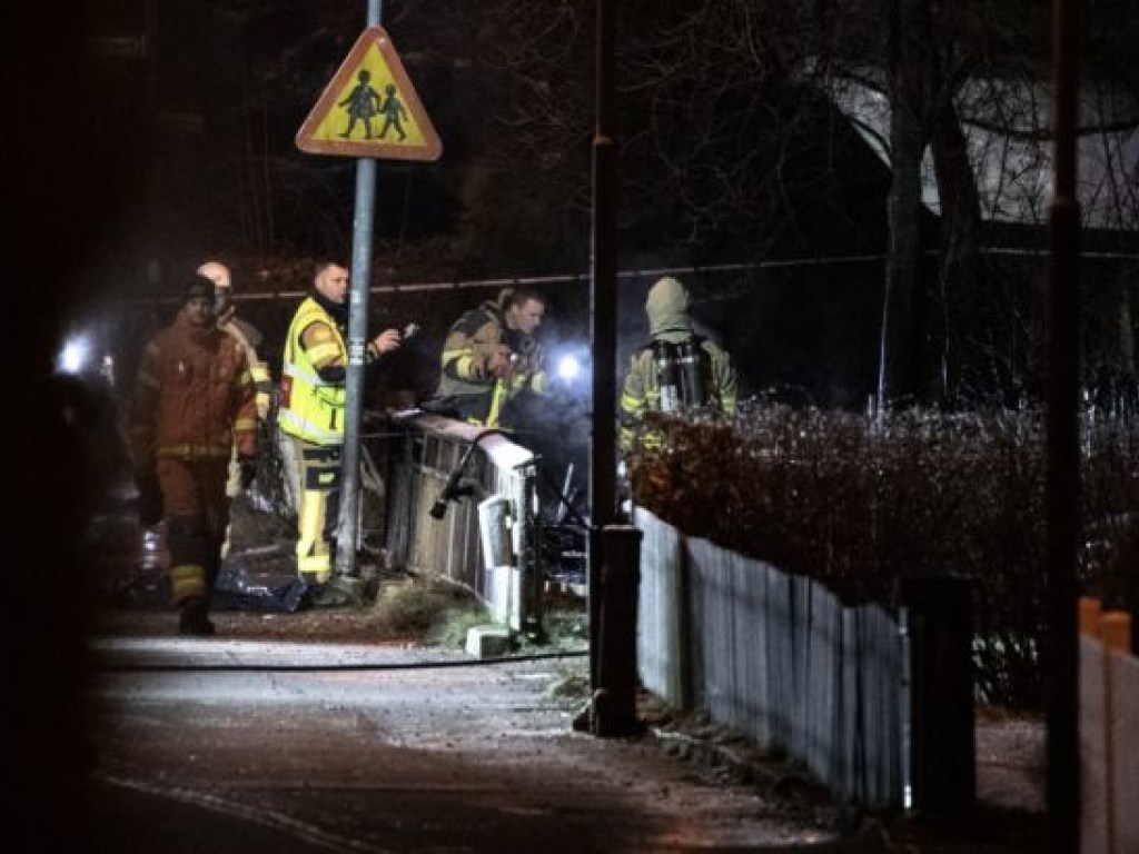Возле частного дома в Швеции разбился самолет, есть жертвы (ФОТО)