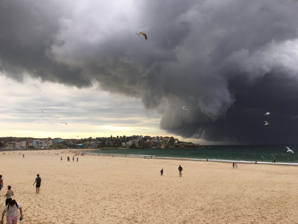 Ученые показали видео «вечного шторма» Гектор на севере Австралии (ВИДЕО)