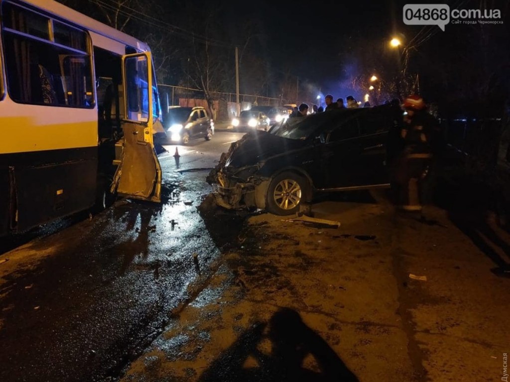На Одесщине автомобиль Hyundai Sonata влетел в маршрутку: около десятка пострадавших (ФОТО)
