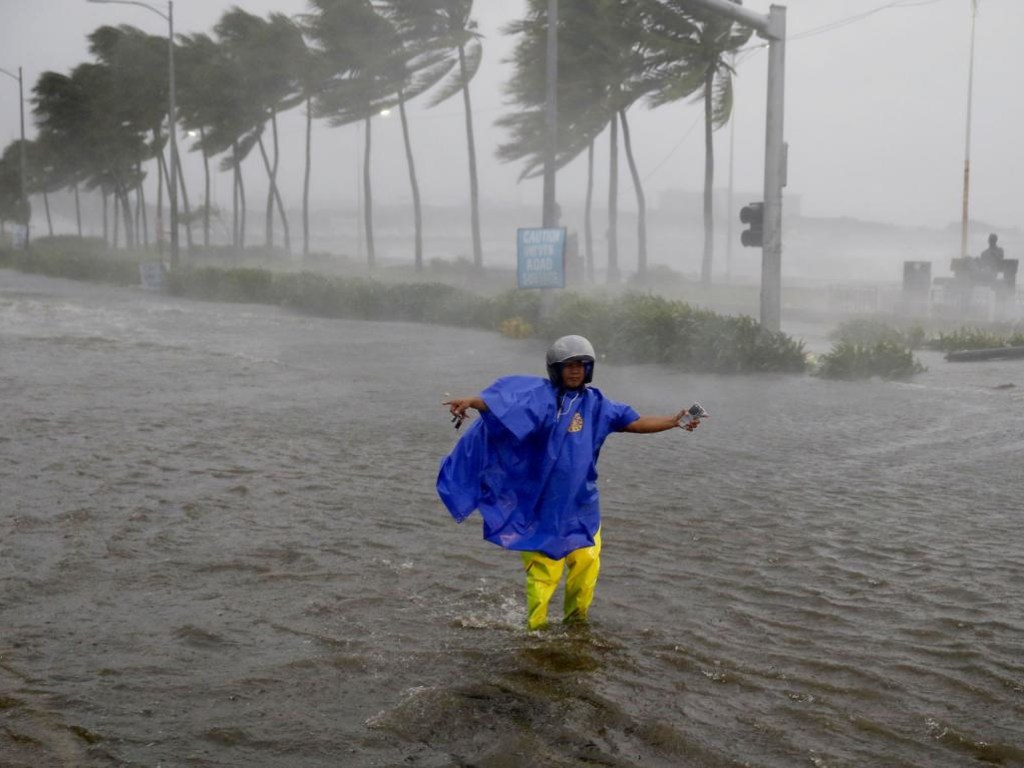 На Филиппинах из-за приближения тайфуна проводят массовую эвакуацию