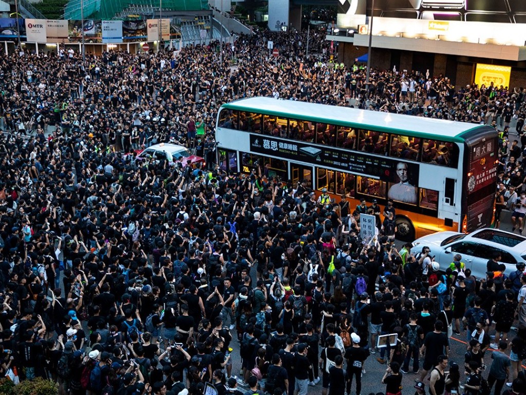 Гонконг охватила новая волна протестов, полиция применила газ