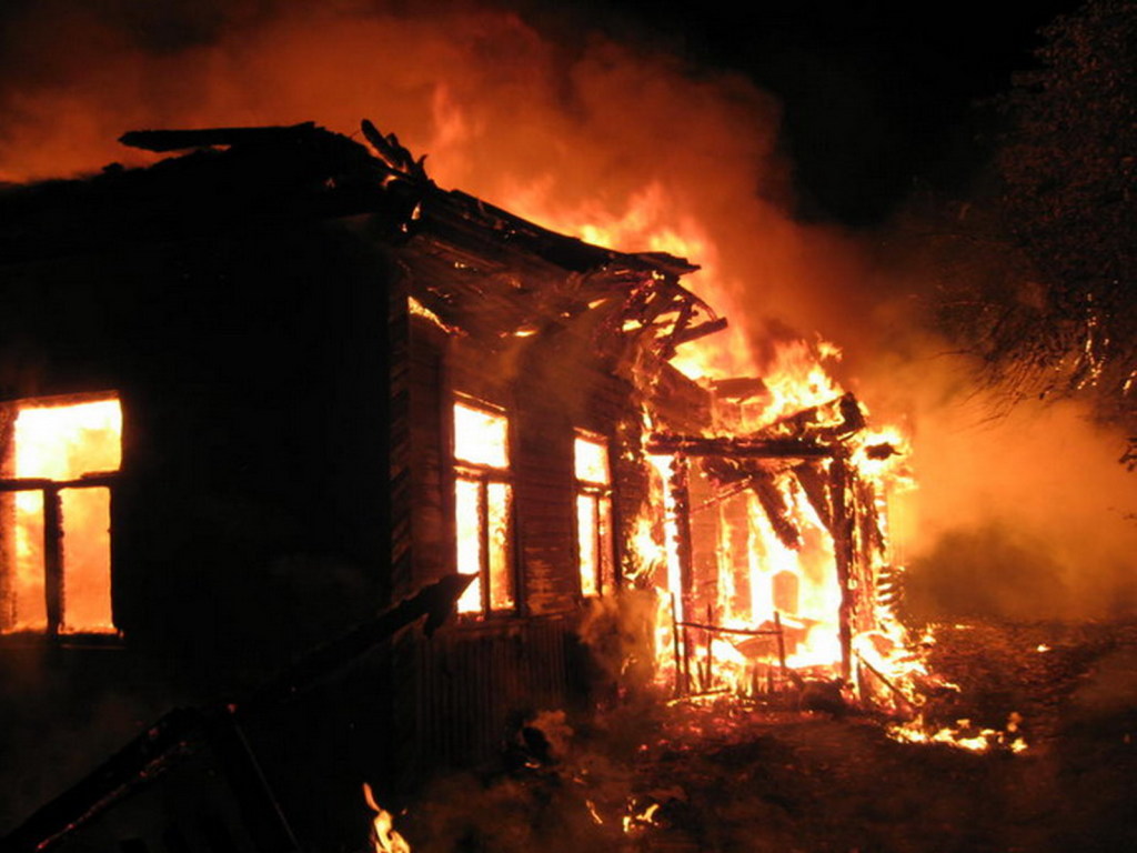 При пожаре в частном доме под Киевом погибла семья