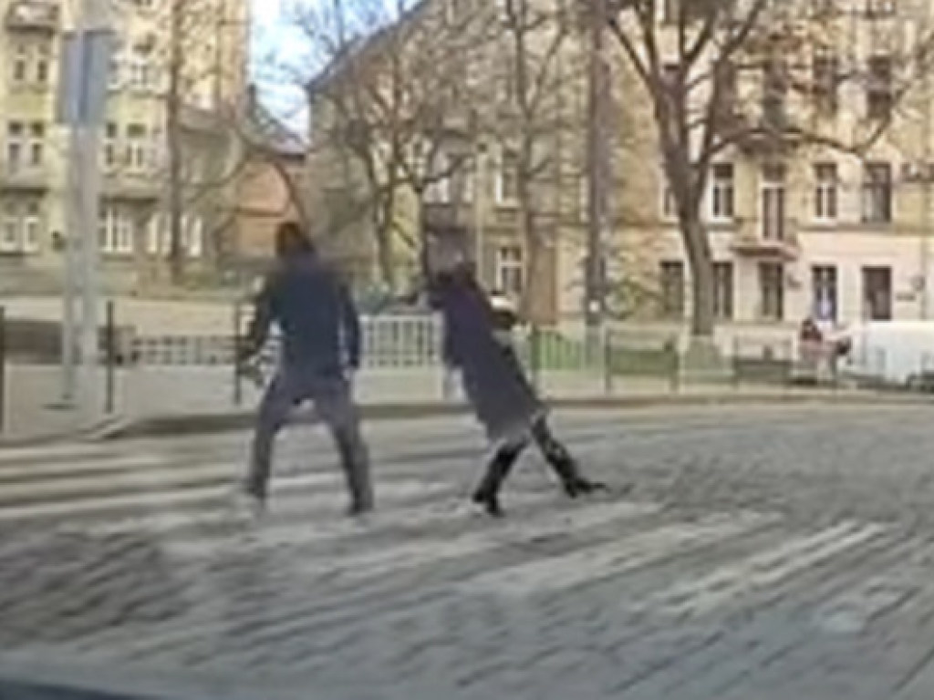 Неадекватный мужчина избивал женщин на улицах Львова (ФОТО, ВИДЕО)