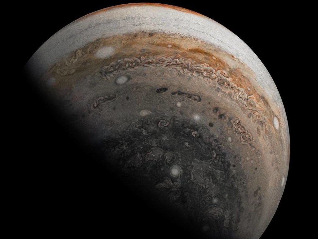 Межпланетная станция «Юнона» передала новые снимки Юпитера (ФОТО)