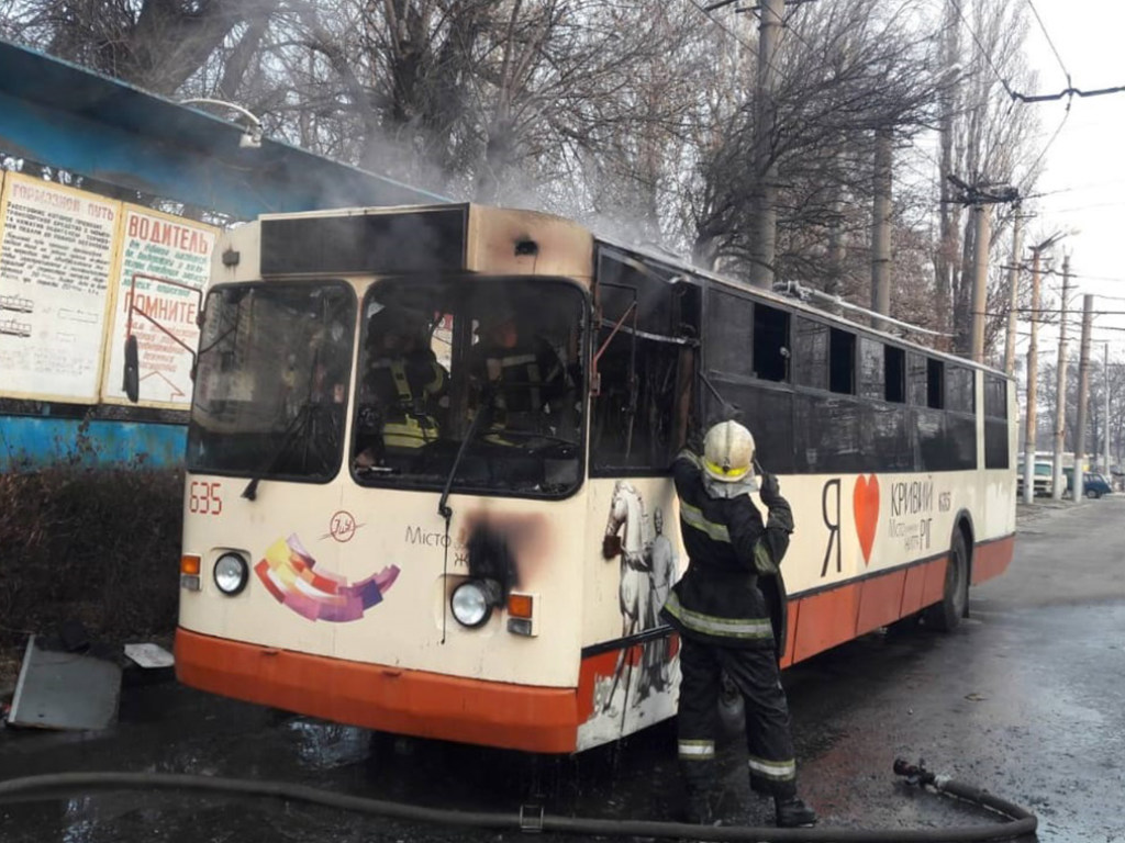 ЧП на дороге в Кривом Роге: сгорел троллейбус (ФОТО)