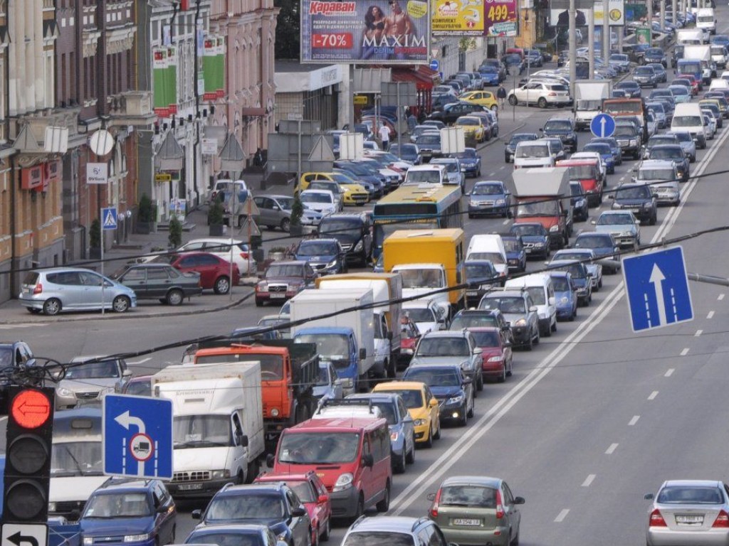 Утром на дорогах Киева автомобильные пробки достигли 7 баллов (КАРТА)