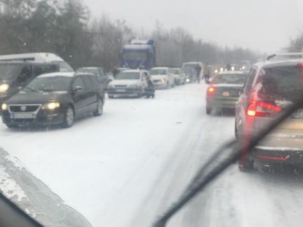 Из-за снегопада на трассе «Киев-Чоп» образовался автомобильный затор (ФОТО)