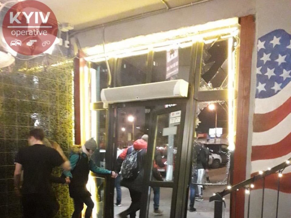 На Позняках в Киеве хулиганы устроили в пиццерии массовую драку с погромом (ФОТО)