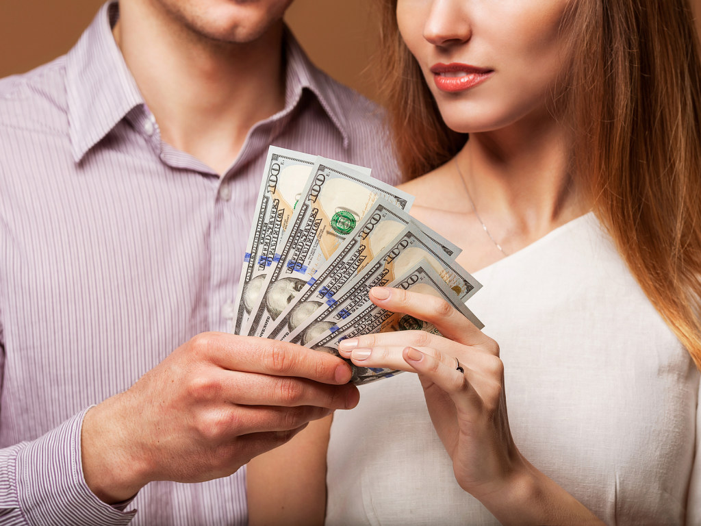 Психологи рассказали о роли жены в финансовом благополучии семьи