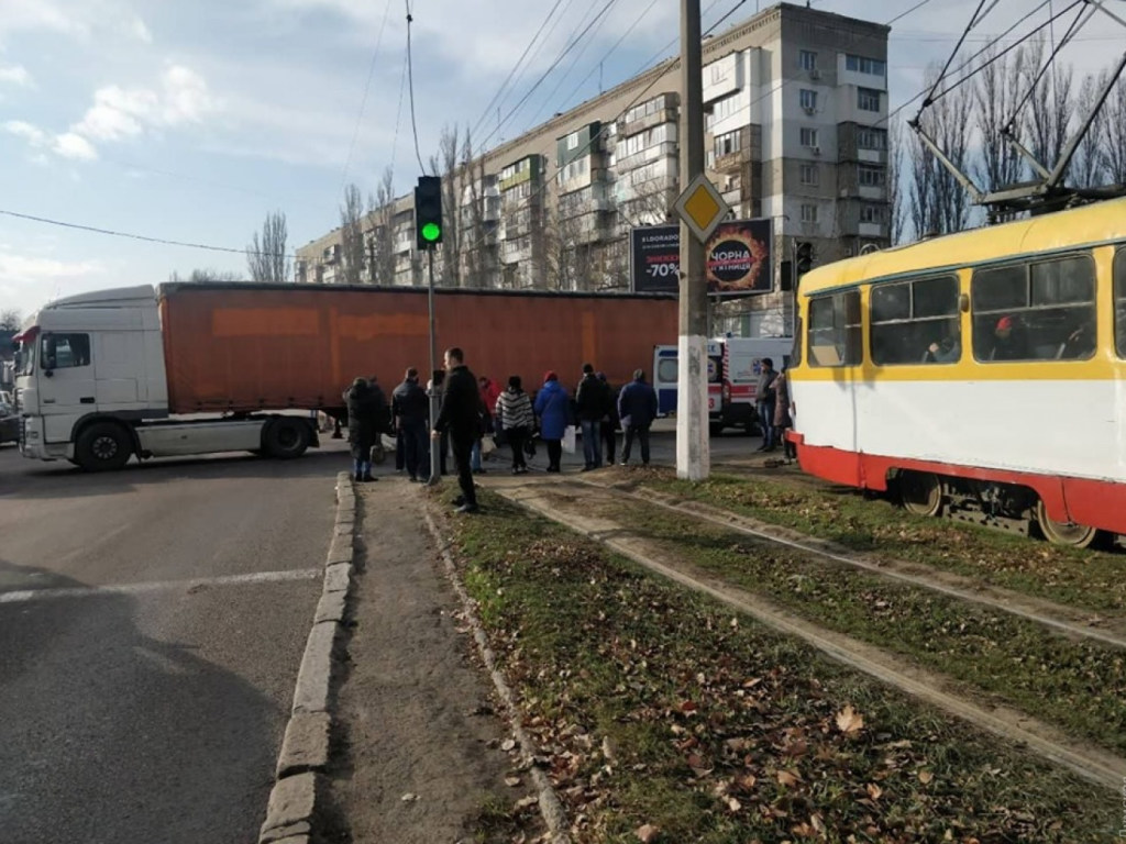 Погибла пожилая женщина: в Одессе грузовик сбил двоих пешеходов (ФОТО)