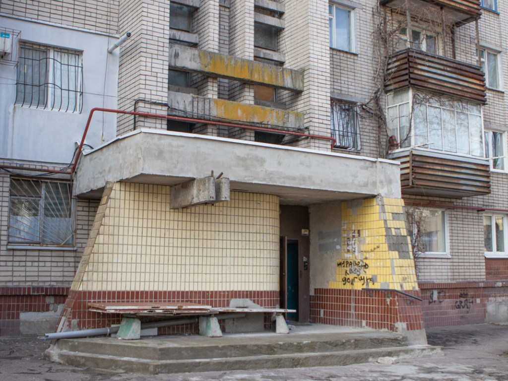 В Днепре женщина разбилась насмерть, выпрыгнув с окна 6-го этажа (ФОТО, ВИДЕО)
