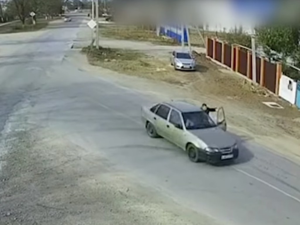 Пьяный житель Крыма сбил полицейского и протащил несколько метров (ВИДЕО)