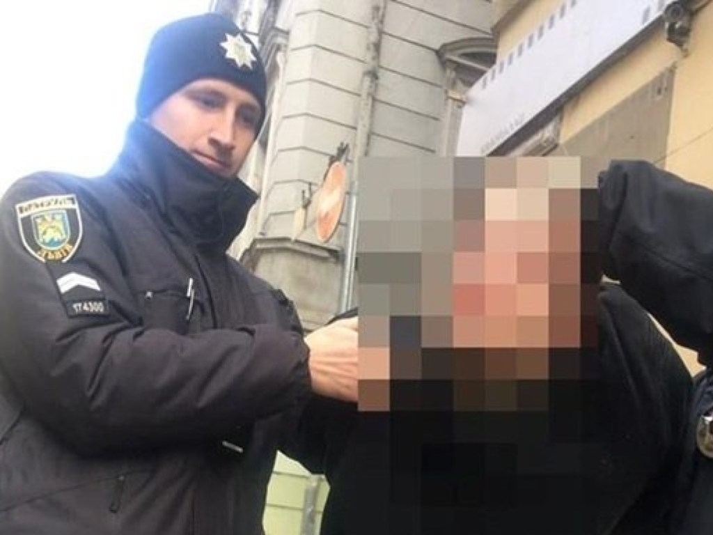 Во Львове мужчина избивал женщин на улице: полиция задержала пьяного неадеквата (ФОТО, ВИДЕО)