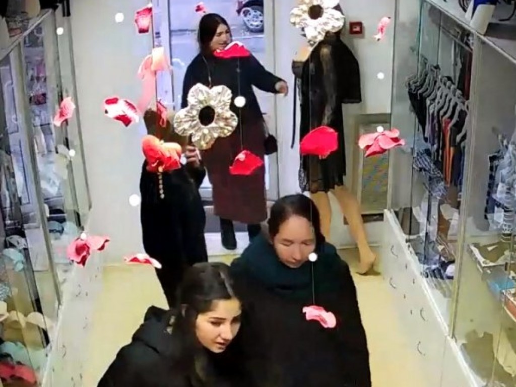«Ромы воруют по отработанной схеме»: в центре Николаева целые группы обчищают магазины (ВИДЕО)