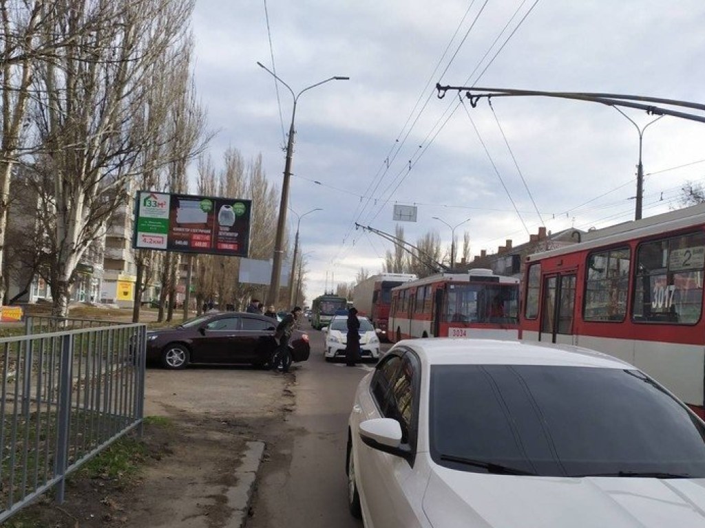 Тройное ДТП в Николаеве: столкнулись Renault, Skoda и Geely (ФОТО)