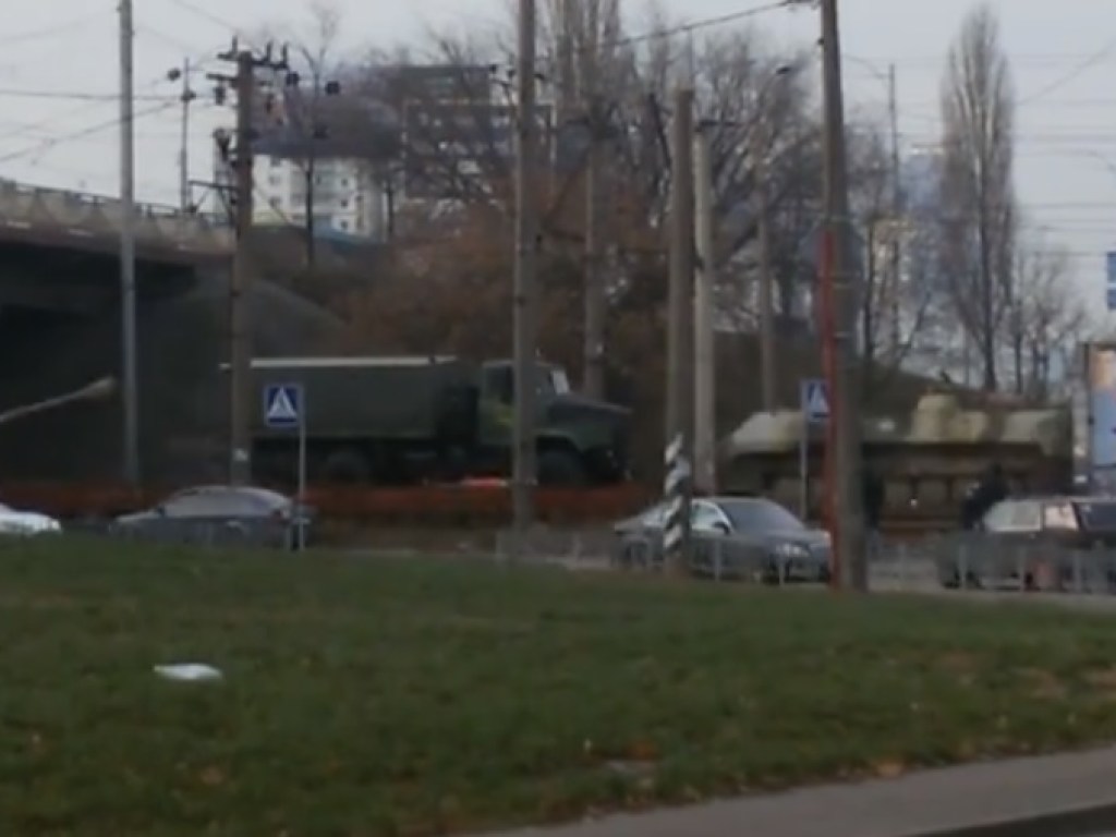 В центре Киева заметили колонну военной техники (ФОТО, ВИДЕО)