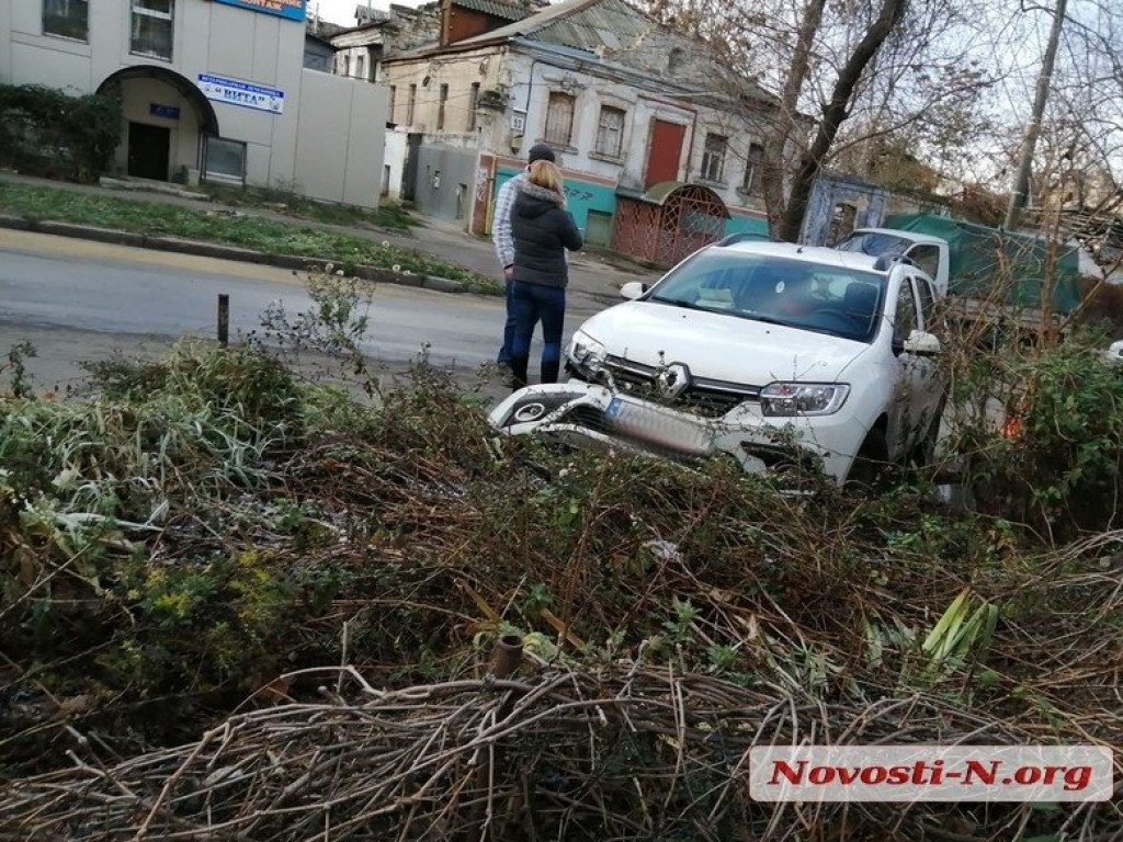 В Николаеве из-за прорыва трубы обледенел асфальт: на дороге столкнулись сразу 4 иномарки (ФОТО)