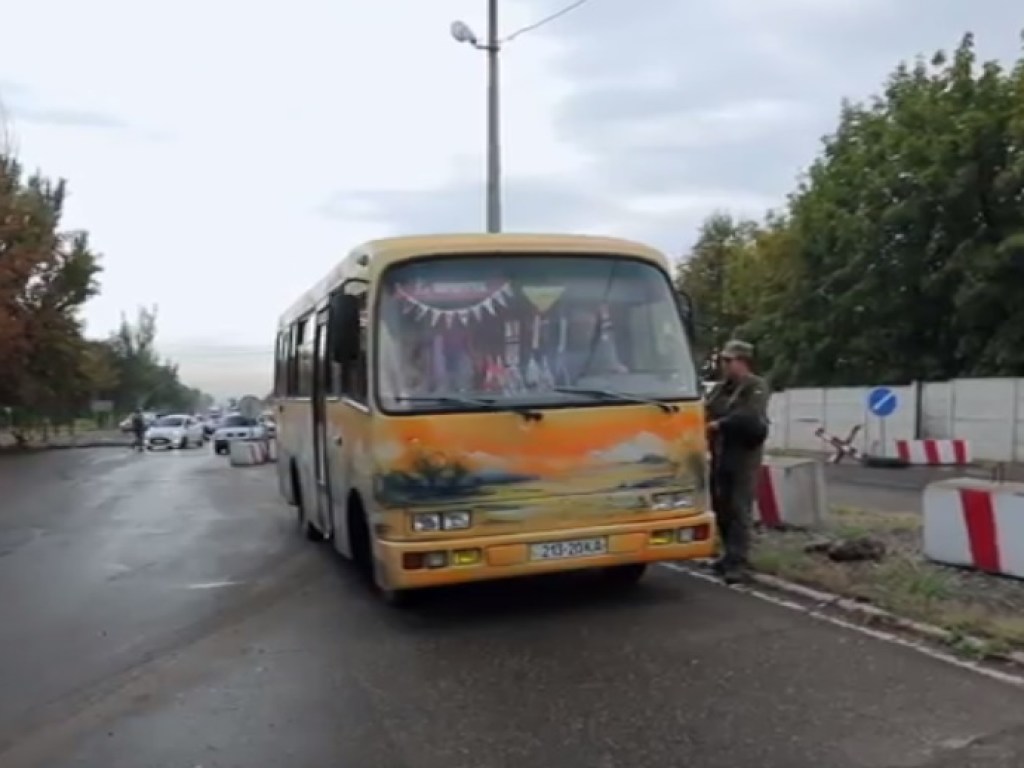 Автобус с Лесей Никитюк остановили люди с автоматами (ФОТО)