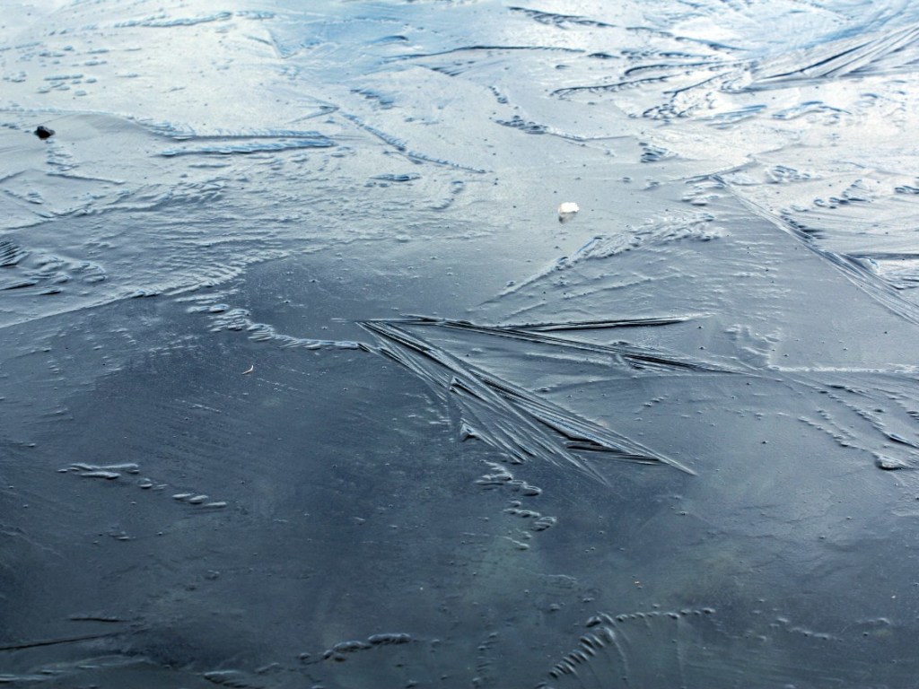 66-летний рыбак провалился под тонкий лед в Черниговской области: труп несчастного нашли спасатели