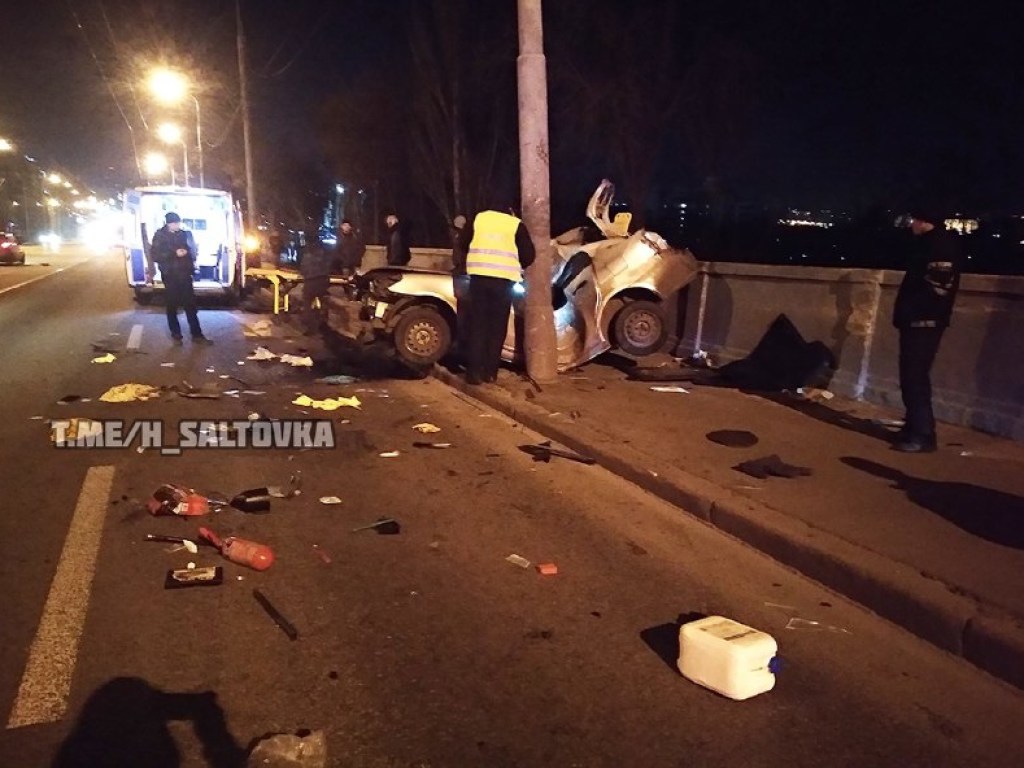 В Харькове водитель авто врезался в столб: мужчину увезла «скорая» (ФОТО)