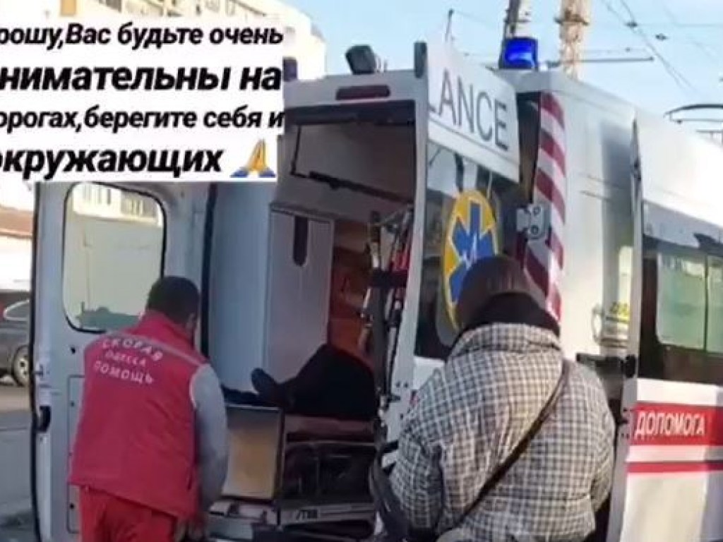 В Одессе трамвай сбил женщину и уехал: ее госпитализировали (ФОТО)